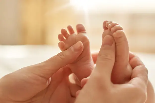 massage bébé pieds corps